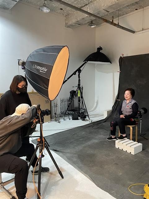 서울 송파구가 저소득 독거 어르신을 대상으로 ‘여정프로필’ 사업을 진행한다. 사진은 지난 12일 서울의 한 사진관에서 어르신이 장수사진을 촬영하고 있는 모습. 송파구 제공