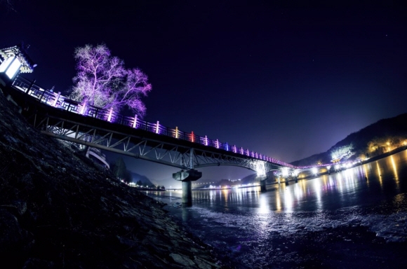 경북도가 선정한 4개 야간 관광상품 중 하나인 ‘안동 달빛투어 달그락(樂)’ 투어 코스에 있는 월영교의 야경. 두루협동조합 제공