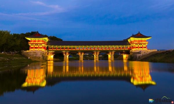 ‘경주 별을 품은 달’ 프로그램의 하나인 월정교 야경. 경북도 제공