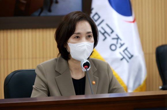 유은혜 사회부총리 겸 교육부 장관이 27일 정부세종청사에서 열린 제6차 사회관계장관회의 겸 제3차 사람투자인재양성협의회에서 발언하고 있다. 연합뉴스