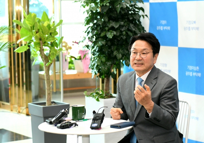 강기정 더불어민주당 광주시장 후보가 28일 광주 서구 강추캠프에서 미디어데이를 열고 광주·전남반도체특화단지 조성을 제안하고 있다.