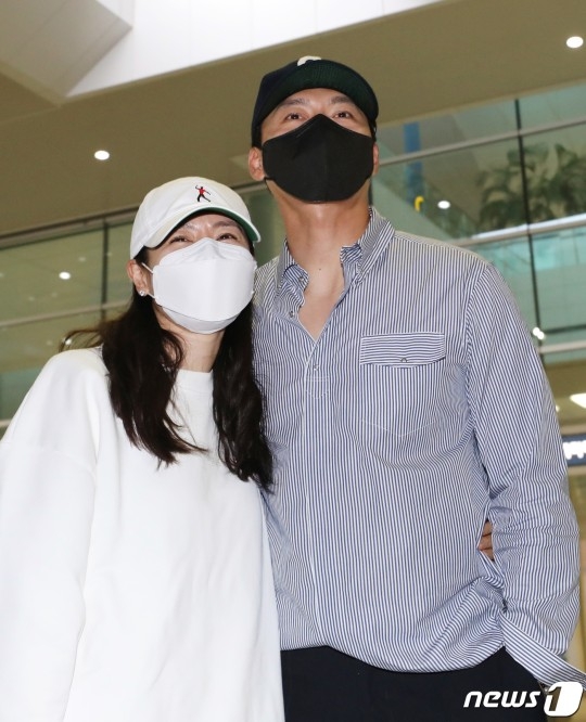 배우 현빈 손예진 부부가 2주 남짓의 미국 신혼여행을 마치고 귀국했다. 뉴스1