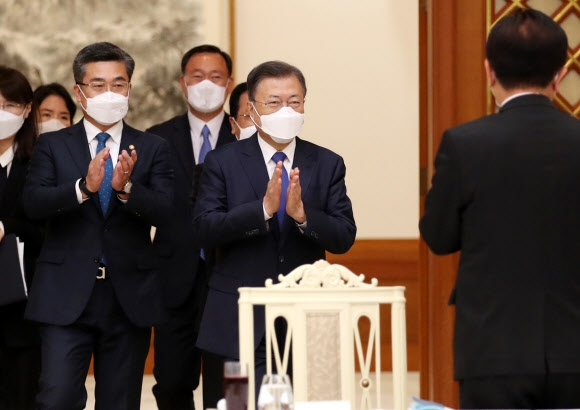 군 주요 직위자 격려 오찬 간담회 입장하는 문재인 대통령