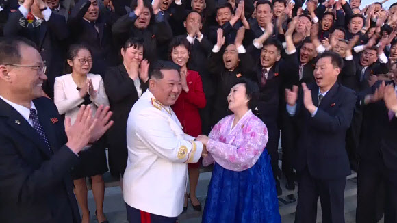 북한 김정은, 4·25 열병식 참가자들과 기념사진