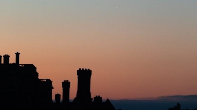 30일(현지시간) 새벽 영국 런던 남서쪽 햄튼 코트 성의 하늘에 금성과 목성이 관측되고 있다. 한국시간으로 1일 새벽 5시에는 두 행성의 거리가 더욱 좁혀져 마치 붙어 있는 것처럼 보이게 된다. 앨런 크로스랜드 제공 영국 BBC 홈페이지 재인용