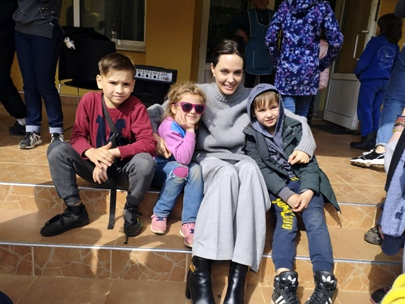 지난달 30일 우크라이나 리비우에서 아이들과 사진을 찍는 안젤리나 졸리. AP 연합뉴스