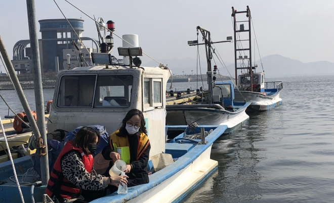 비브리오패혈증균 검출 유무를 확인하기 위해 경기도보건환경연구원 관계자들이 바닷물을 채수하고 있다.