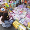[서울포토] ‘어린이날 선물 골라요’ 붐비는 완구거리