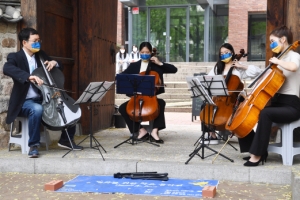 우크라 종전 염원, 묵직한 선율… 지친 심신 녹이는 곰탕 한 그릇 [나를 살리는 밥심]