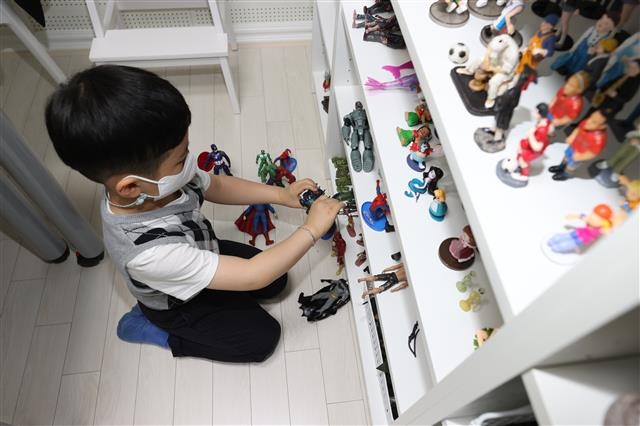 지난달 27일 서울 은평구 불광롯데캐슬 단지 내 커뮤니티시설에 위치한 ‘마음건강심터’에서 은평구에 거주하는 한 아이가 피규어와 모래로 놀이하며 치료를 받는 ‘모래놀이치료’를 받고 있다.  은평구 제공