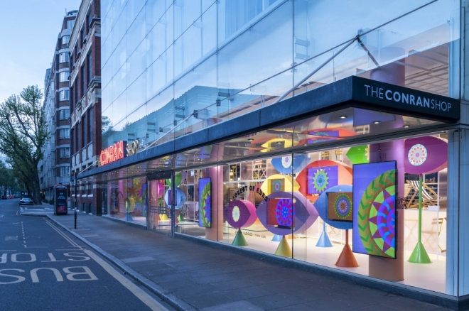 영국 런던의 더콘란샵 첼시점의 쇼윈도에 LG 올레드 에보가 디지털아트 작품과 함께 설치돼 있는 모습. LG전자 제공