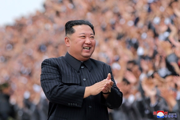 북한 김정은, 열병식 참가자들과 기념사진