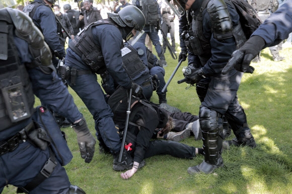 1일(현지시간) 프랑스 파리에서 열린 노동절 행진 일부가 폭력 시위로 번진 가운데 전경들이 시위대를 강제로 진압하고 있다. 2022.5.1 AP 연합뉴스