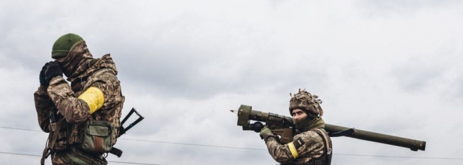 러시아 공군 전투기 등을 격추시키는 데 혁혁한 전과를 올린 우크라이나군의 휴대용 대공 방어 시스템(Manpads)을 사용하는 모습. 
