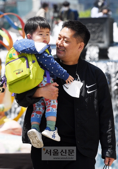 실외 마스크 의무화 해제 첫 날인 2일 서울 중구 청계천에서 한 가족이 마스크를 벗고 산책을 하고 있다. 2022.5.2. 오장환 기자
