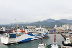 역대급 수출 동해항, 미주·유럽 뱃길 활짝…복합물류 허브 도약