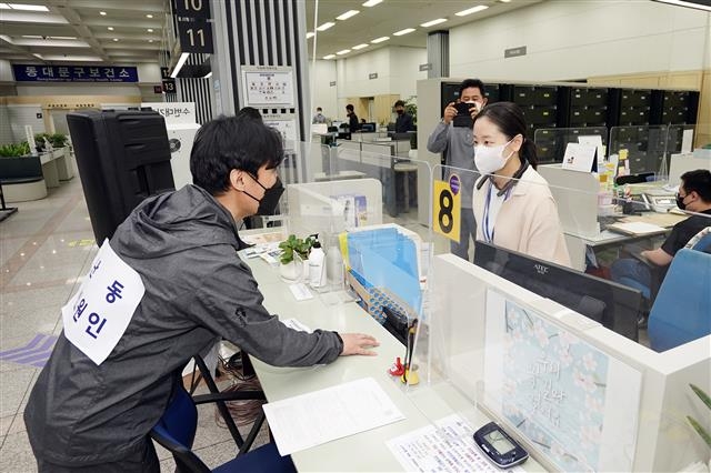 서울 동대문구청 종합민원실에서 웨어러블 캠을 활용한 모의훈련이 진행되고 있다. 동대문구 제공