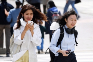 “마스크 해제라 일부러 산책 나왔어요” 마스크 해제 첫날···걱정도 여전