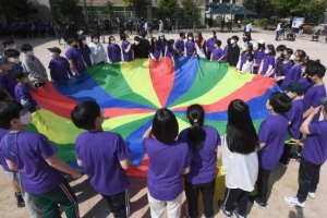 남은 건 격리의무·실내 마스크… 새 변이 출몰·세계 재확산 변수