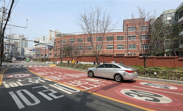 지난달 5일 오후 서울의 한 초등학교 앞 어린이보호구역의 모습.연합뉴스 위 사진은 기사와 관련 없음.