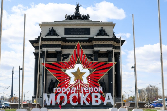 오는 9일 러시아의 전승절(제2차 세계대전 승리 기념일)을 앞두고 모스크바 시내에 붉은 별 조형물이 설치돼 있다. 2022.5.2 타스 연합뉴스