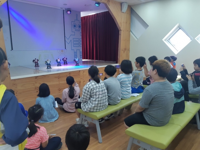 판교어린이도서관 로봇체험관을 찾은 어린이와 학부모들이 댄스로봇 공연을 보고 있다. 판교어린이도서관 제공