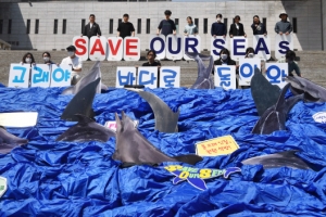 “수족관에 갇힌 고래 바다로 보내주세요”