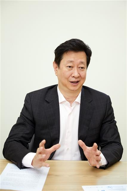 선경호 알파에너웍스 사장이 최근 서울신문과의 인터뷰에서 “전기 발전과 디자인을 감안한 건물 일체형 태양광 시스템(BIPV)은 선택이 아닌 시대적 의무가 됐다”고 말했다.  알파에너웍스 제공