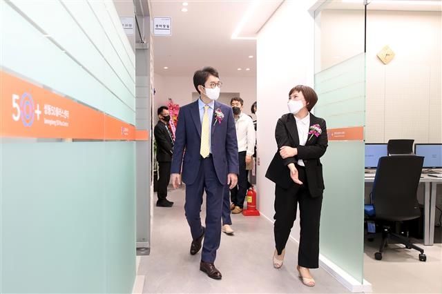 정원오(왼쪽) 서울 성동구청장이 지난달 29일 열린 ‘성동50플러스센터’ 개소식에 참석해 시설을 둘러보고 있다. 성동구 제공