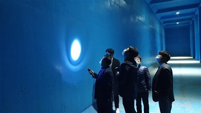 서울 관악구 관계자들이 풍수해 안전사고 선제 대응을 위해 서울대 공대폭포 저류조를 점검하고 있다. 관악구 제공