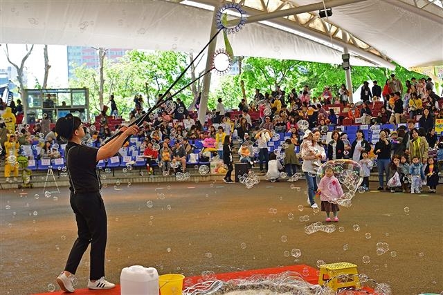 서울 송파구가 어린이날을 하루 앞둔 4일 ‘놀이한마당’을 개최한다. 사진은 2019년 진행한 ‘어린이 큰 잔치’ 모습. 송파구 제공