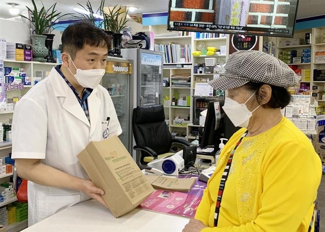 서울 노원구의 한 약국에서 ‘마음 건강검진 상담지원 사업’을 알리는 약 봉투를 배포하는 모습. 노원구 제공