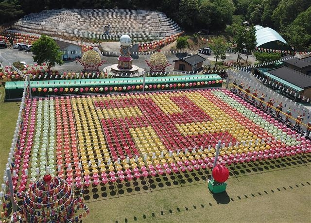 부처님오신날 앞두고 연등으로 만든 ‘卍’