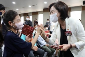 [포토] ‘어린이들과 게임 한판’ 유은혜 교육부 장관