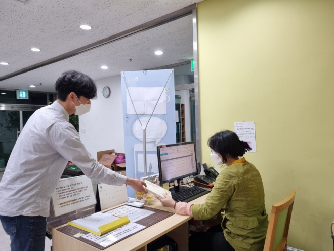 동작구 일자리 사업 참여자가 마을문고에서 도서 서비스 업무를 하고 있는 모습. 동작구 제공