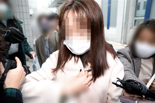 경찰 빽 있다”던 지하철 휴대폰 폭행 20대女, “혐의 인정, 합의 원해” | 서울신문