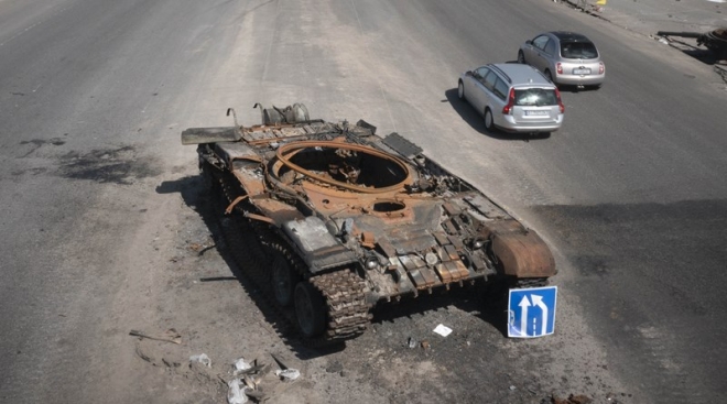 우크라이나군의 대전차공격으로 파괴된 러시아 탱크의 모습. 사진=AP 연합뉴스