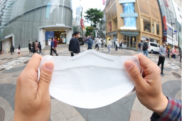 코로나19 방역의 상징이었던 실외 마스크 착용 의무가 지난 2일부터 해제됐다. 연합뉴스