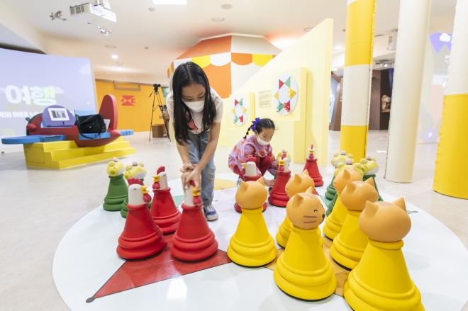 3일 서울 종로구 국립민속박물관에서 어린이들이 ‘금강껨’을 하고 있다. 류재민 기자 phoem@seoul.co.kr