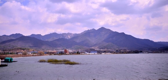 충남 공주 금강 변에서 본 계룡산.