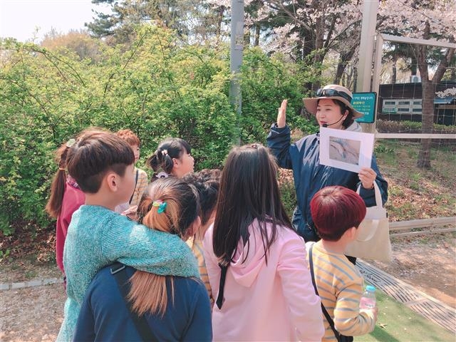 서울 성동구 서울숲에서 사육사가 어린이들에게 꽃사슴의 생태를 설명해 주고 있다.  서울시 제공