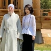 [서울포토] 김건희 여사, 종교계 인사들과 만나 조심스럽게 대외 활동