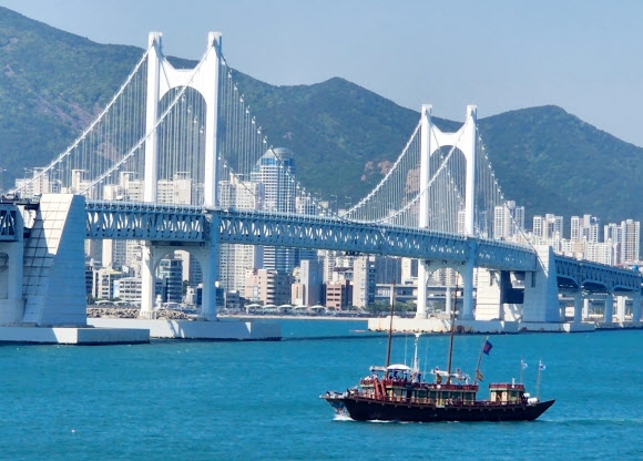 부산 앞바다 가르는 옛 조선통신사선