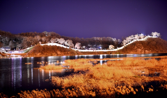 공주 시내 쪽에서 본 공산성 야경. 금강 너머로 펼쳐지는 고즈넉한 풍경이 일품이다.