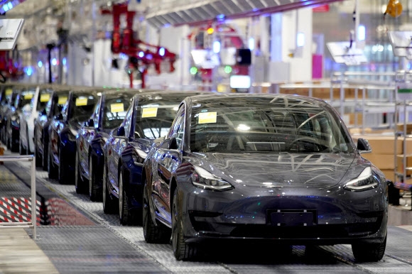 세계 최대 전기차 기업 테슬라의 중국 상하이 공장에서 열린 차량 인도 행사에서 ‘모델 3’ 차량들이 보이고 있다. 2020.1.7 로이터 연합뉴스