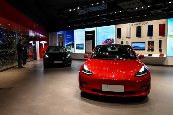 중국 베이징 한 쇼핑몰의 테슬라 쇼룸에 전시된 ‘모델 3’ 차량. 2022.4.29 AFP 연합뉴스