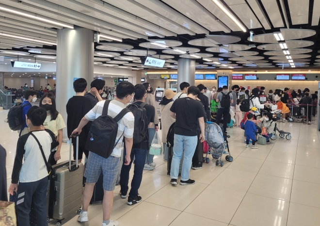 나흘 간의 연휴를 앞두고 5일 김포공항을 찾은 시민들이 탑승수속을 위해 길게 줄을 섰다.박상연 기자