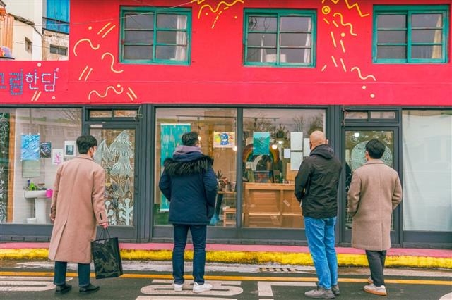 서천군 한산면의 폐업 새시 가게를 미술 창작실로 바꾼 ‘그림 한담’. 삶기술학교 제공