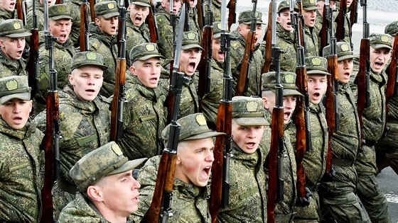 러시아군 생도들이 지난달 26일 상트페테르부르크 광장에서 열린 전승절 열병식 리허설에 참가했다. AFP 연합뉴스