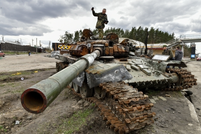 4월 11일 우크라이나 키이우 지역 부조바 마을에 파괴된 러시아군 탱크가 놓여 있다. EPA 연합뉴스